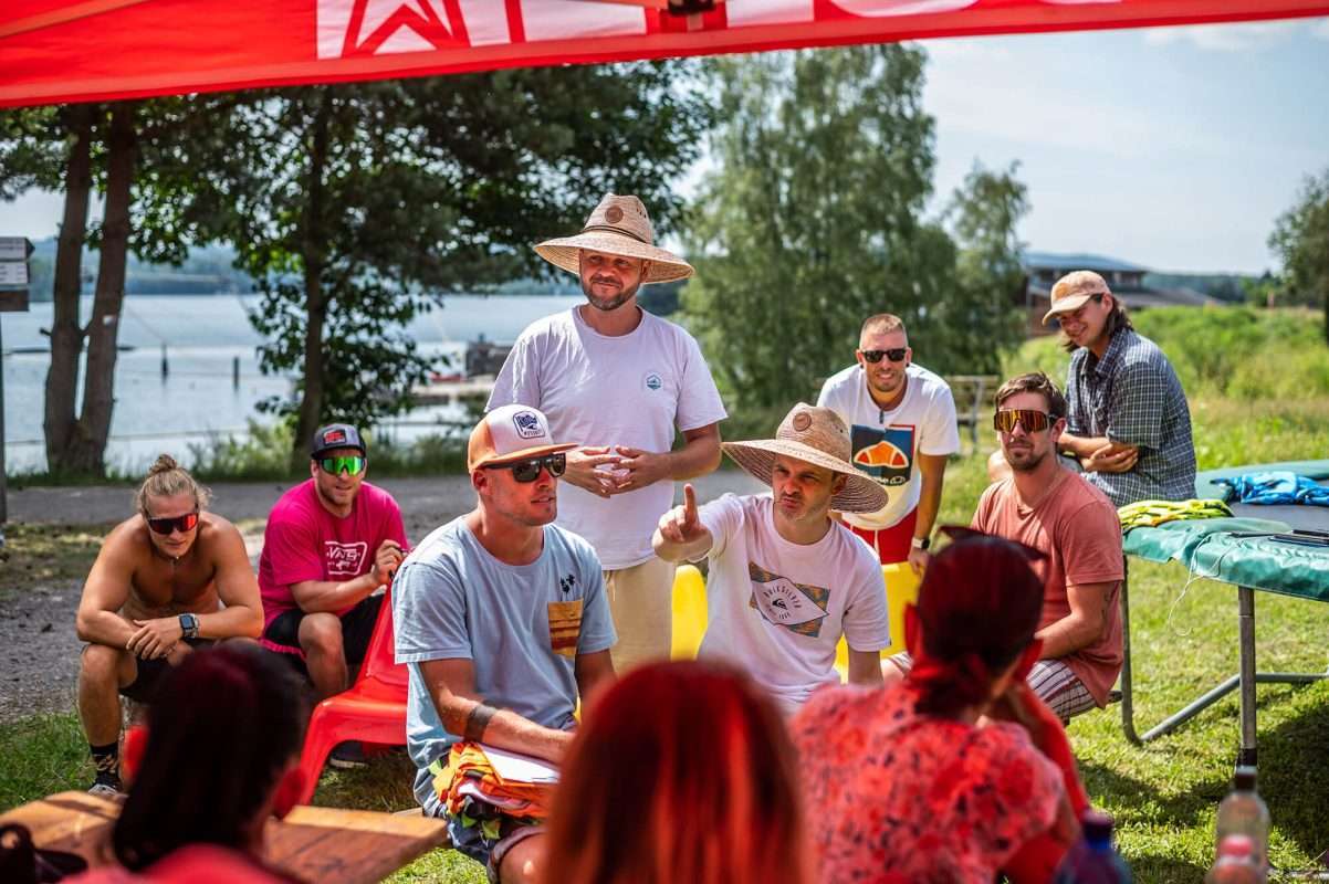 Účastníci Wake Kemp™ 2024 na wakeboardu ve Schwandorfu