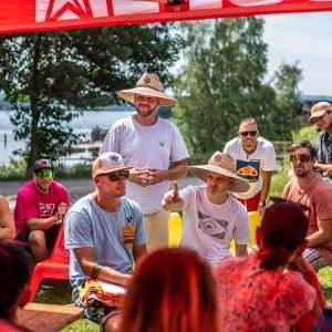 Účastníci Wake Kemp™ 2024 na wakeboardu ve Schwandorfu